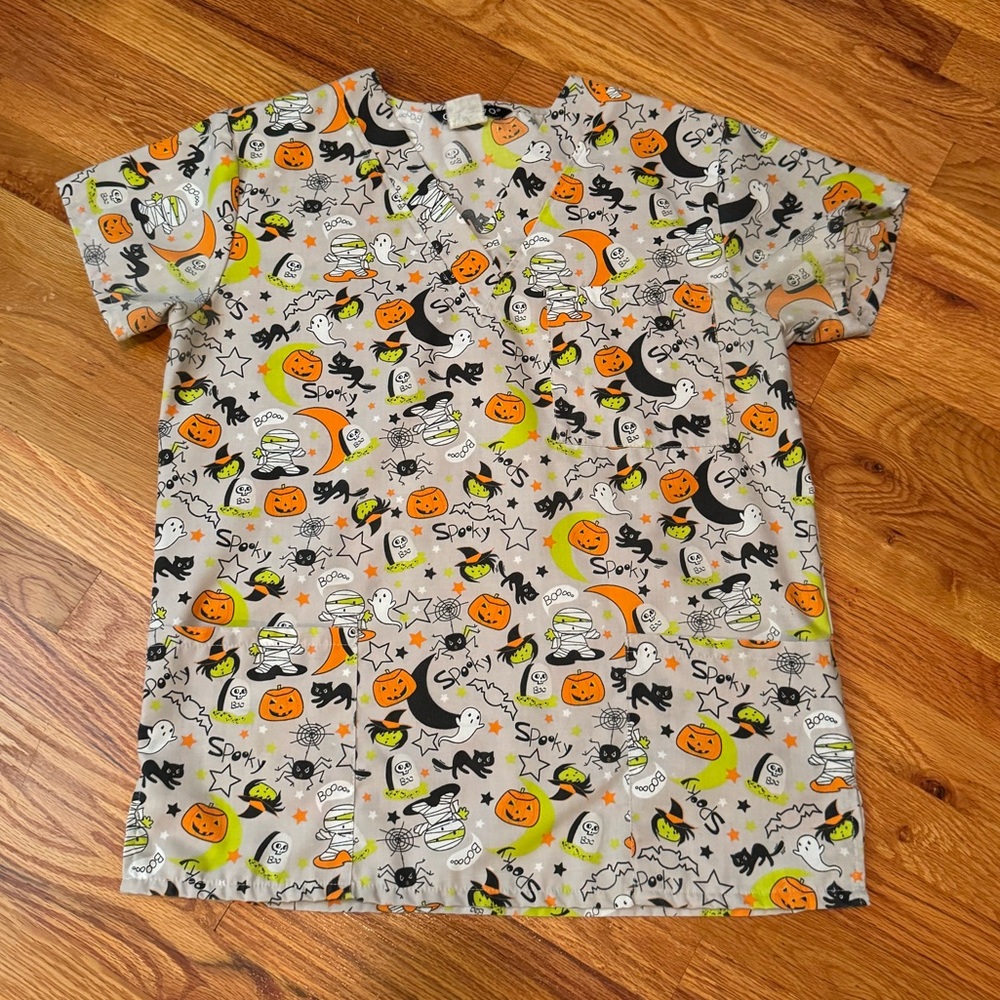Cassandra O Womens Halloween Print Scrub Top in medium